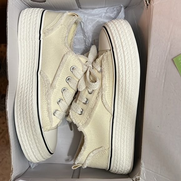 New Girls White Casual Canvas Shoe Girls Size 5.5 Sneakers NWT MAKE AN OFFER!!!! - Picture 9 of 10